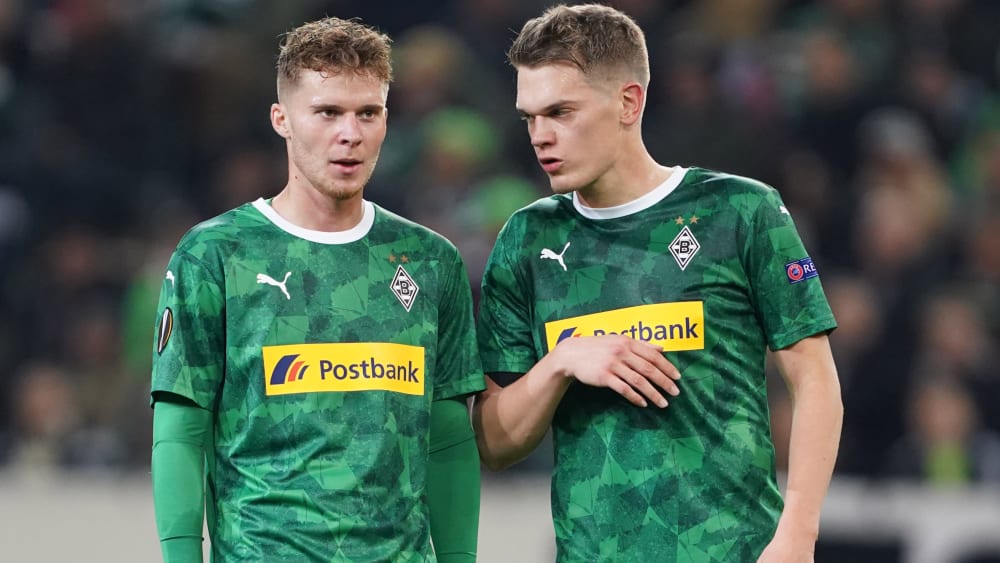 Hinter den Einsätzen der beiden Gladbacher Nico Elvedi (l.) und Matthias Ginter gegen Freiburg steht noch ein Fragezeichen