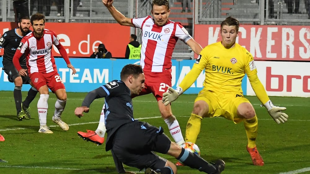 Spielte bei seinem Debüt ordentlich: Keeper Vincent Müller (re.).