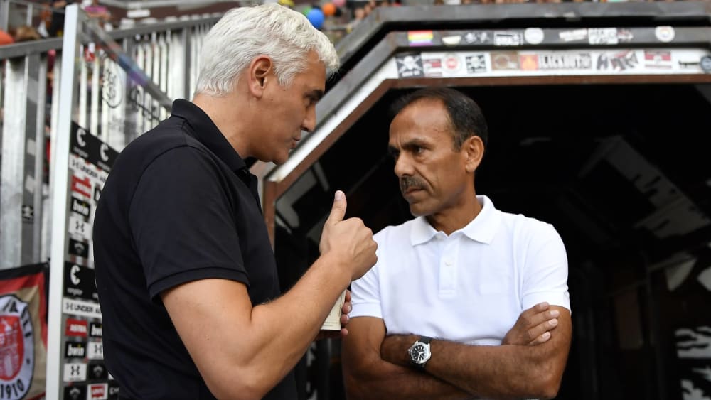 Sportchef Andreas Bornemann und Trainer Jos Luhukay diskutieren vor dem Spielertunnel