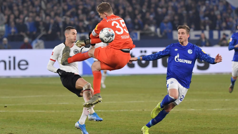 Alexander Nübel kommt gegen Mijat Gacinovic klar zu spät und sieht Rot