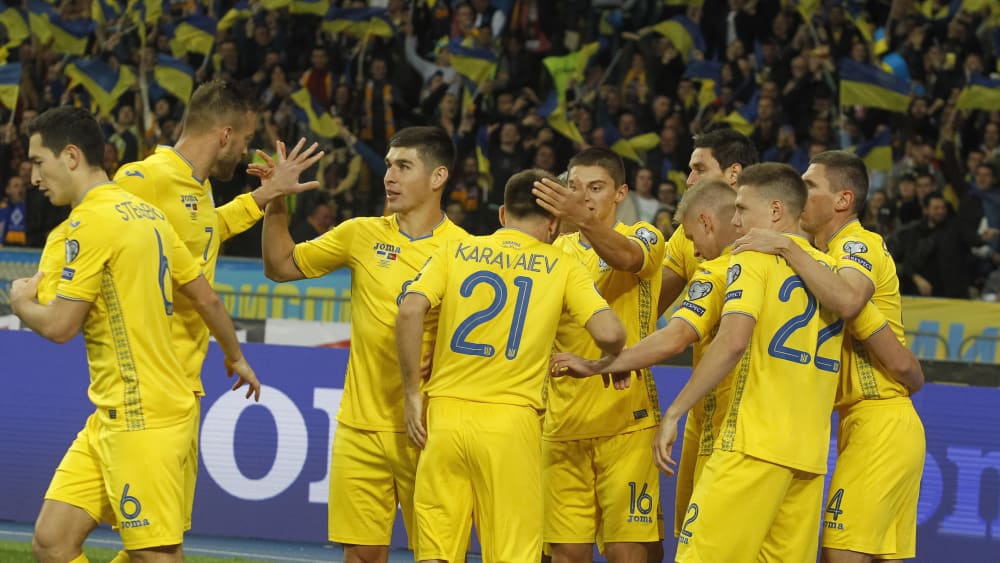 Jubel in Gelb: Die Ukraine feiert ein Tor gegen Europameister Portugal.