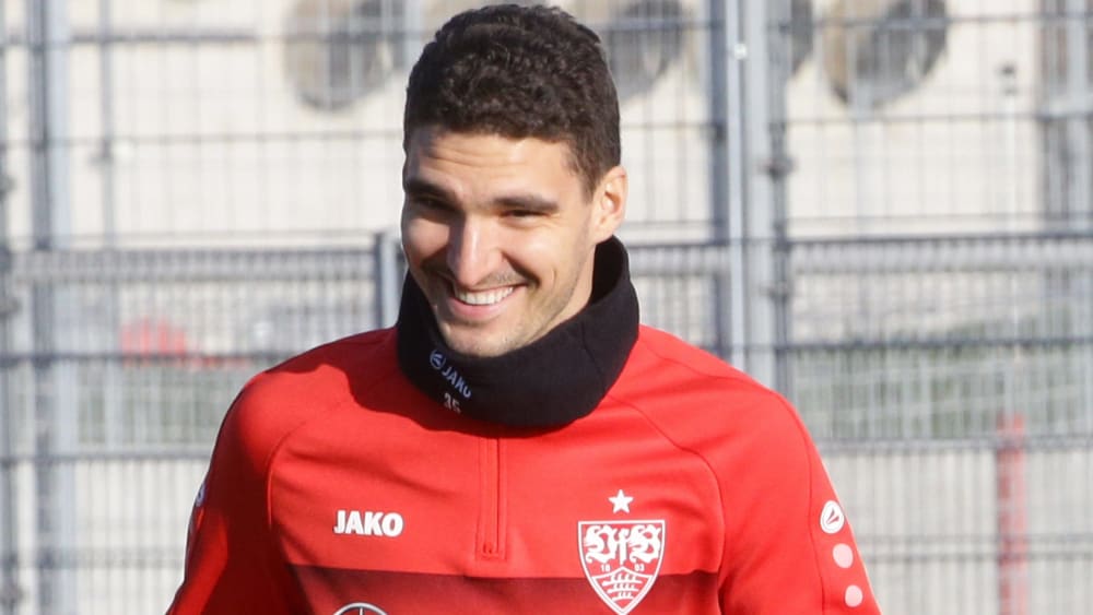 Stuttgarts Marcin Kaminski gut gelaunt auf dem Trainingsplatz.