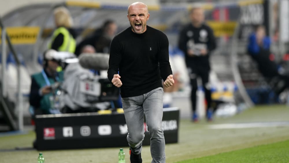 Schreit die Freude heraus: Hoffenheims Trainer Alfred Schreuder nach dem Treffer zum 2:0.