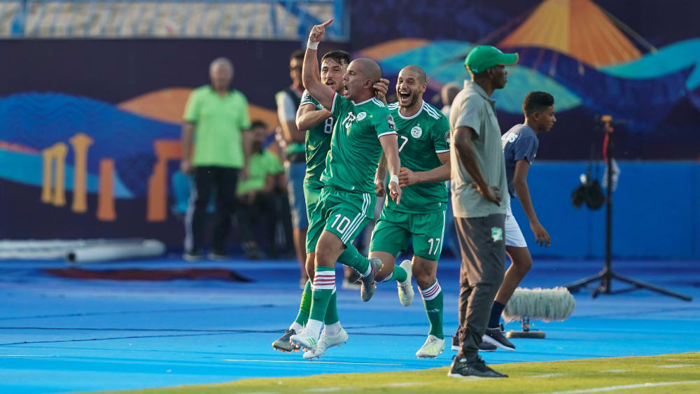 Algerien bejubelt den Führungstreffer - und später den Einzug ins Halbfinale des Afrika-Cups.
