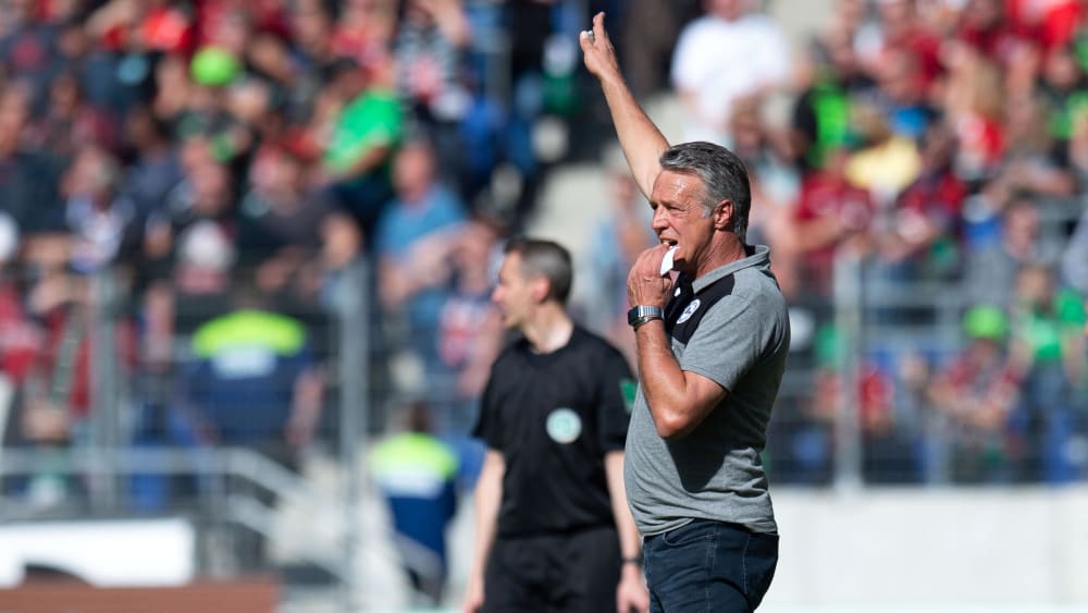 Hatte trotz des deutlichen Ergebnisses gegen Wiesbaden Grund zur Nervosität: Arminias Trainer Uwe Neuhaus.
