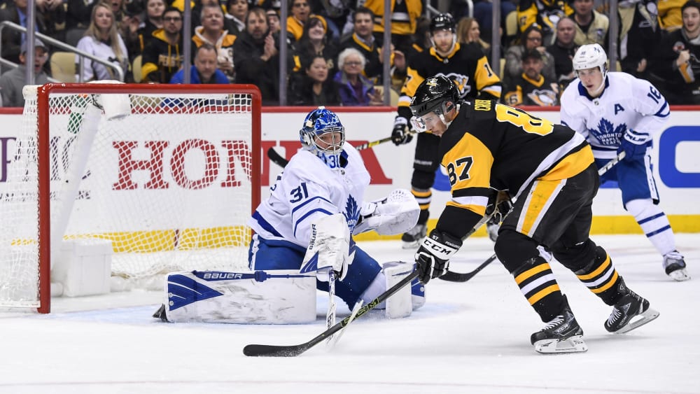 Sidney Crosby (#87) prüft Frederik Andersen (#31)