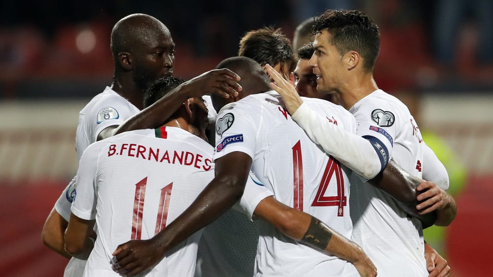 Jubeltraube: Die Portugiesen freuen sich über den Treffer zum 1:0 durch William Carvalho.