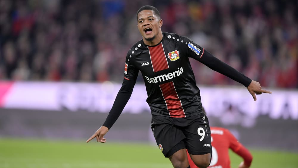 Leverkusens Leon Bailey feiert ein Tor gegen den FC Bayern München.