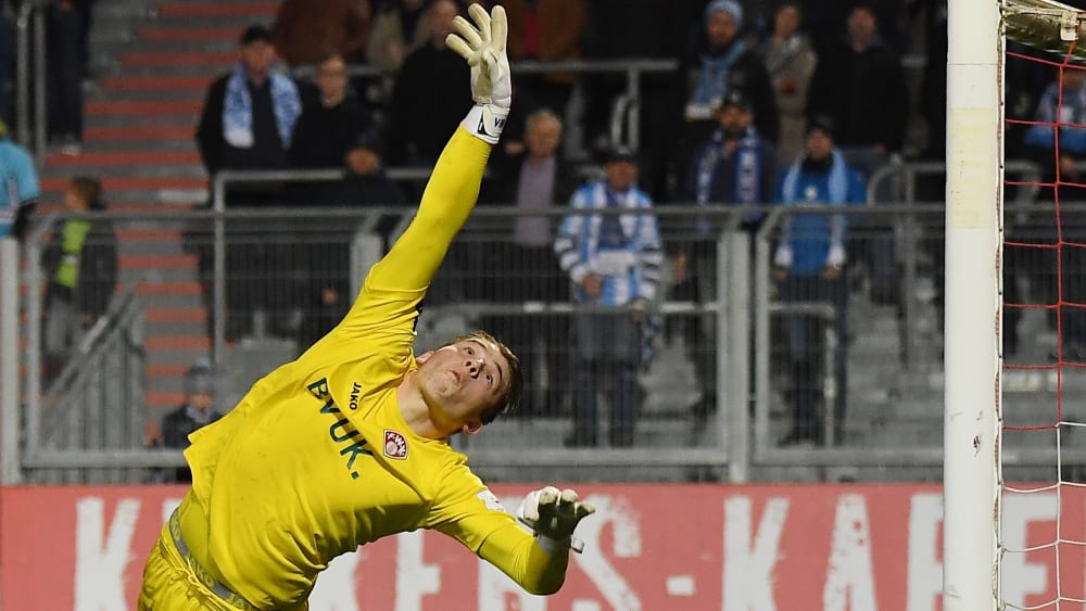 Darf auch gegen Jena wieder zu Paraden wie dieser ansetzen: Keeper Vincent Müller.