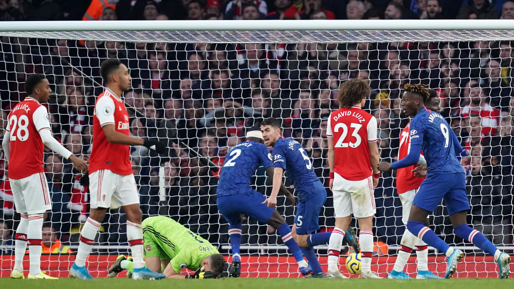 Bernd Leno (in Grün) ärgert sich nach seinem Patzer.