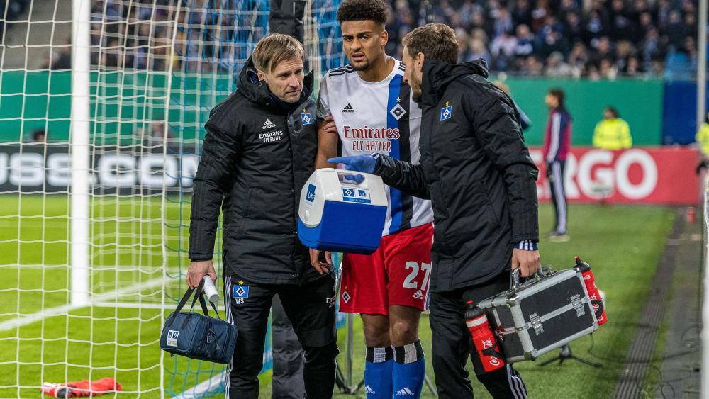 Hamburgs Josha Vagnoman musste gegen den VfB Stuttgart in der Nachspielzeit verletzt ausgetauscht werden.