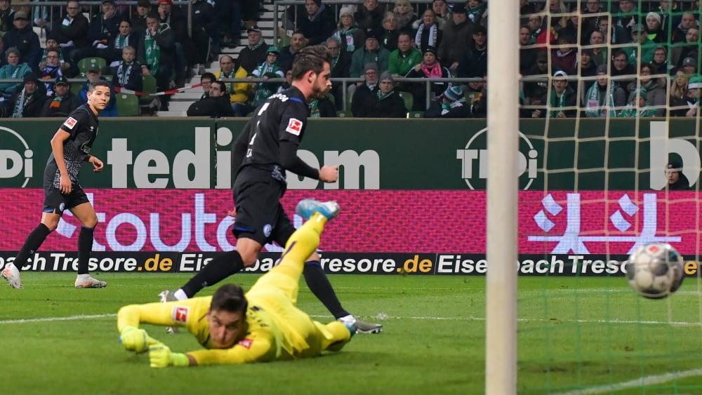 Amine Harit schlenzt den Ball zum 1:0 ins Tor.
