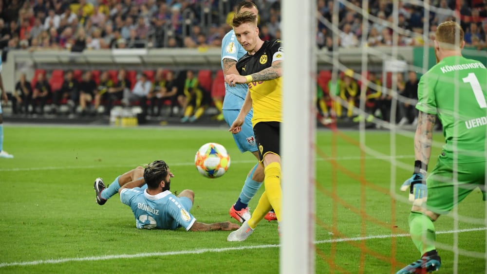 Das 1:0 für Borussia Dortmund: Marco Reus überwindet Lukas Königshofer im Uerdinger Tor.