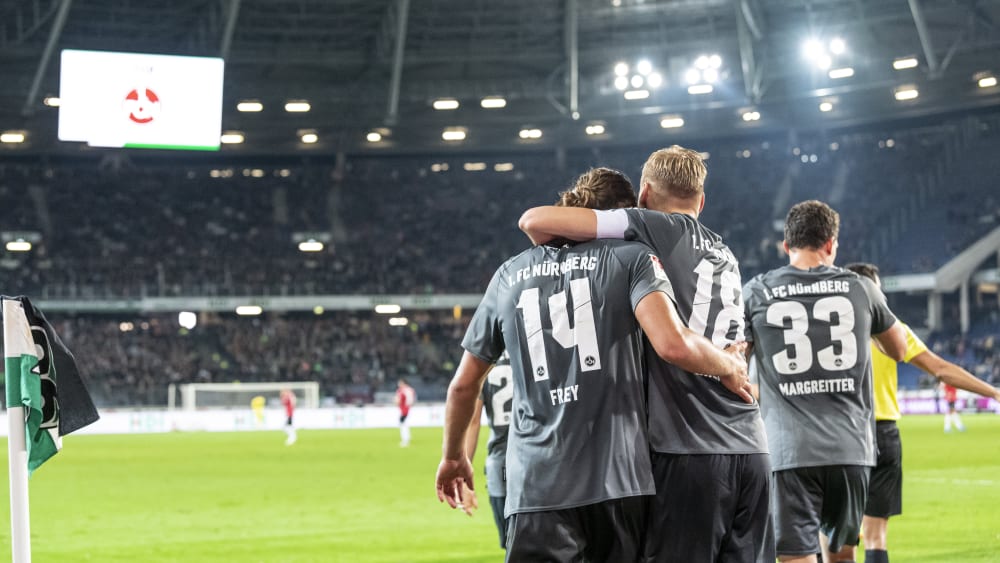 Nürnberg jubelt: Michael Frey, Hanno Behrens und Georg Margreitter (v.l.) feiern in Hannover.