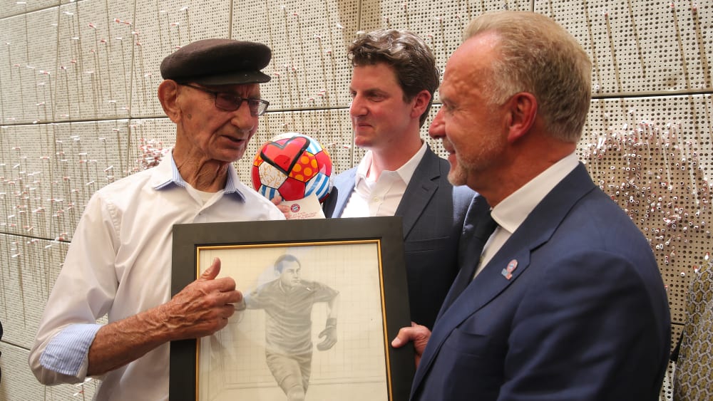 Joshua Kaufman und Vorstands-Boss Karl-Heinz Rummenigge