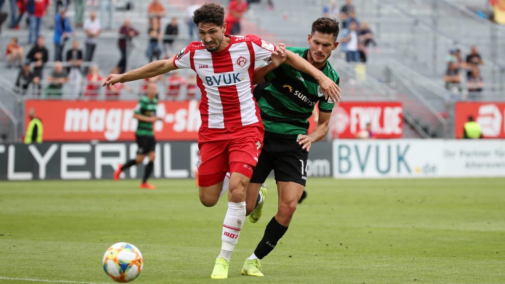Umkämpftes Duell: Würzburgs Fabio Kaufmann (li.) entwischt Münsters Ugur Tezel.