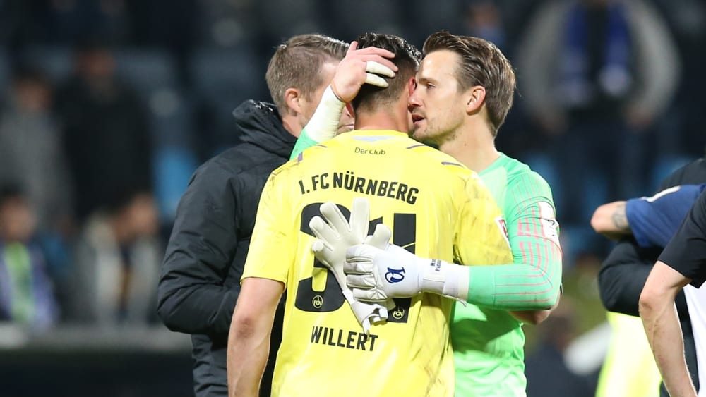Aufmunternde Worte: Bochums Torwart Manuel Riemann (re.) tröstet FCN-Keeper Benedikt Willert.