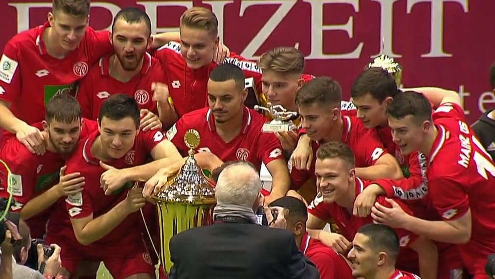 Die U 19 von Mainz 05 freut sich über den Turniersieg in Göttingen.
