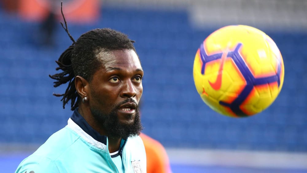 Emmanuel Adebayor hat den Ball im Blick.