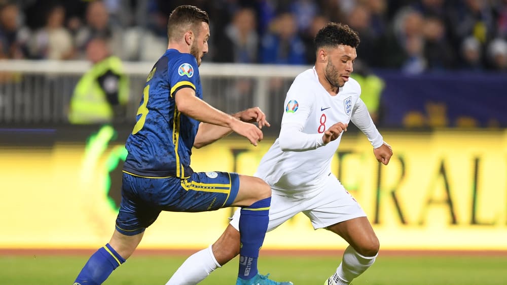 Den Ball im Blick: Alex Oxlade-Chamberlain (re.) und Fidan Aliti