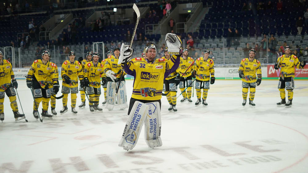 Ausgelassen: Krefeld Pinguine bejubeln ihren Sieg in Mannheim.