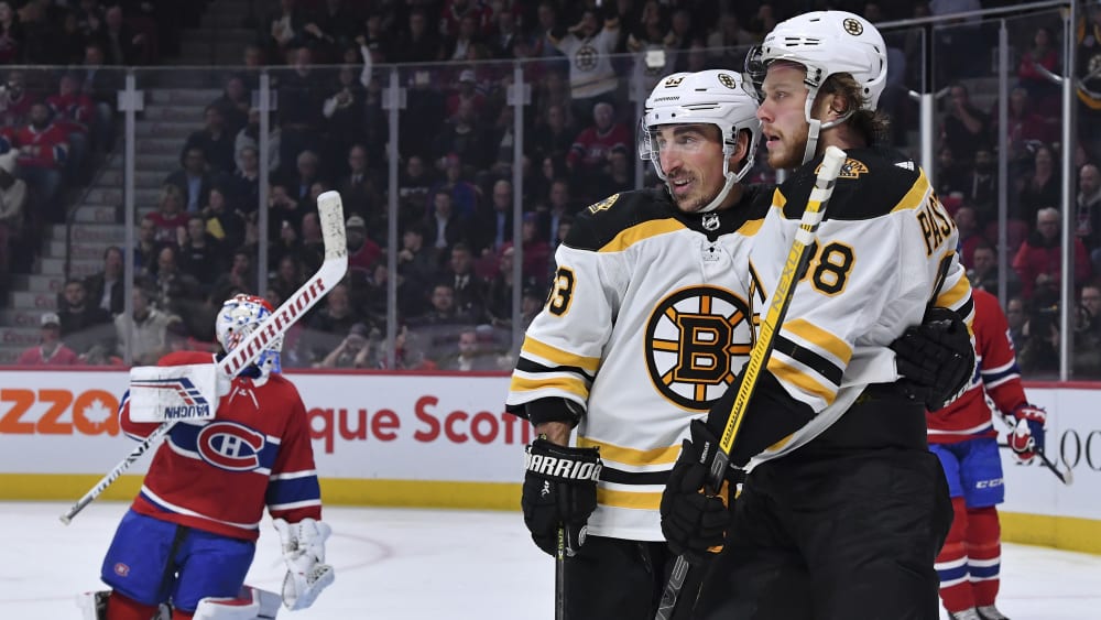 Bostons Brad Marchand und David Pastrnak fallen sich im Bell Center in die Arme.