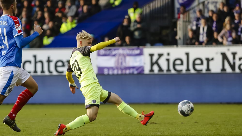 Osnabrücks Bryan Henning trifft zum 4:2-Endstand in Kiel