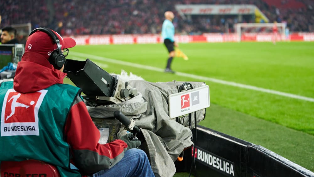 Neuer Tv Vertrag Die Bundesliga Braucht 5 2 Milliarden Euro Kicker