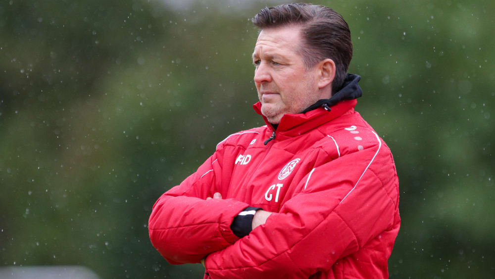 Rot-Weiss Essen Trainer Christian Titz in einer Jacke des Vereins.