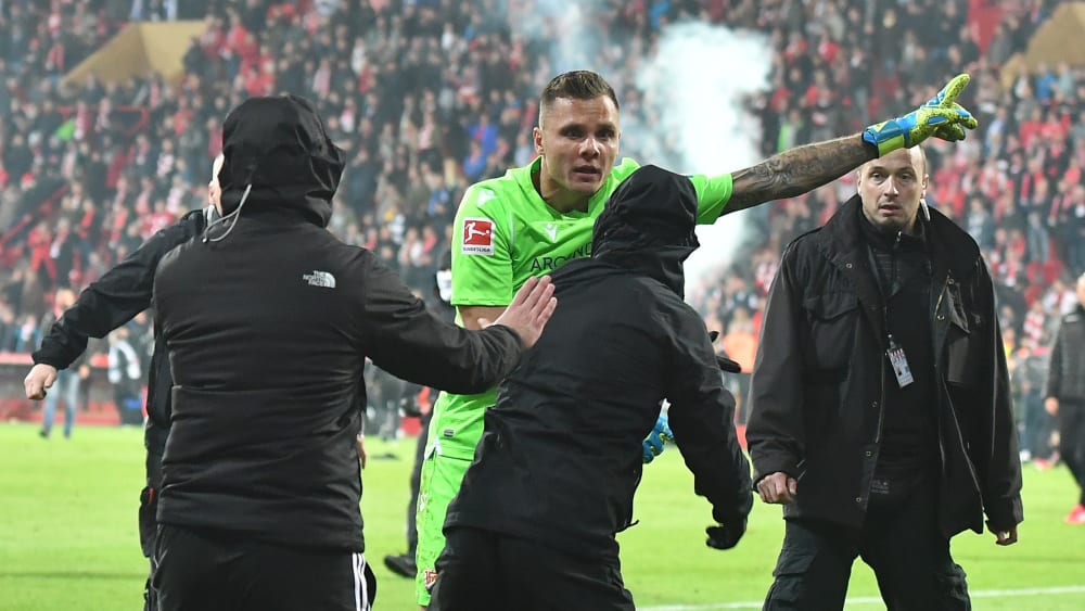 Union-Keeper Rafal Gikiewicz stellt sich im Berliner Derby den auf den Platz geeilten