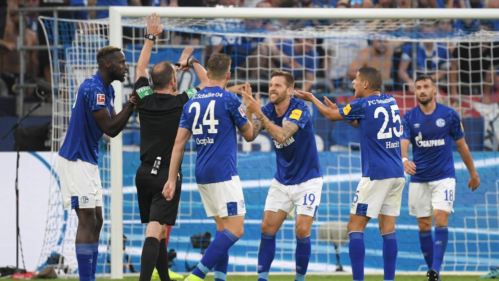 Marco Fritz (2.v.l.) stand beim Spiel Schalke gegen Bayern besonders im Mittelpunkt