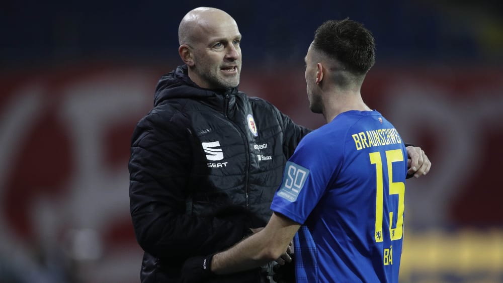 Freuten sich gemeinsam über den Heimerfolg: Braunschweig-Coach Marco Antwerpen (links) und der überragende Marcel Bär.