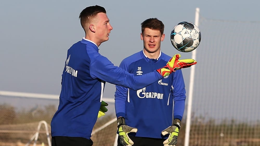 Alexander Nübel (rechts) kehrt für Markus Schubert ins Tor zurück.