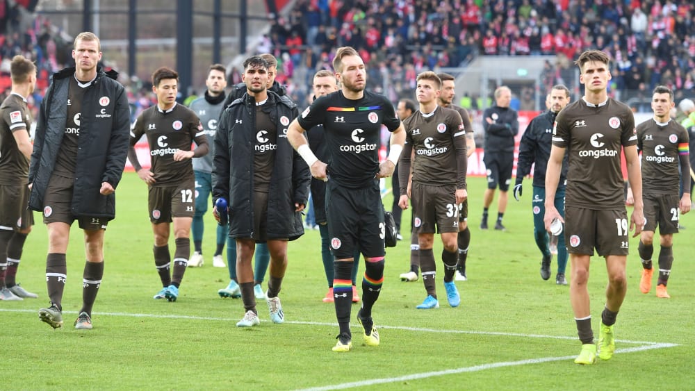 Müssen den Rückflug nach Deutschland um einen Tag verschieben: Die Spieler des FC St. Pauli.