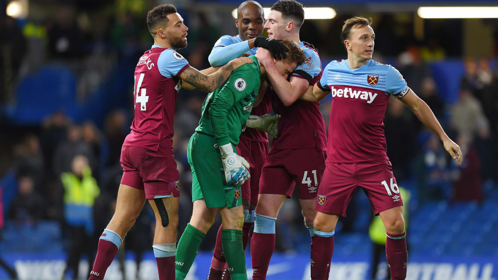 West Hams Keeper David Martin wird nach dem Sieg gegen Chelsea von seinen Mitspielern in den Arm genommen