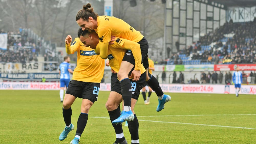 Valmir Sulejmani (oben) und Mounir Bouziani beim Torjubel.