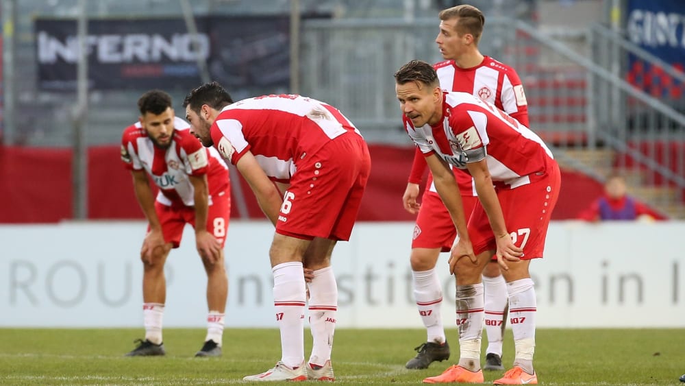 Die Würzburger Kickers rund um Kapitän Sebastian Schuppan (re.) ratlos nach der 1:2-Niederlage gegen den KFC Uerdingen.