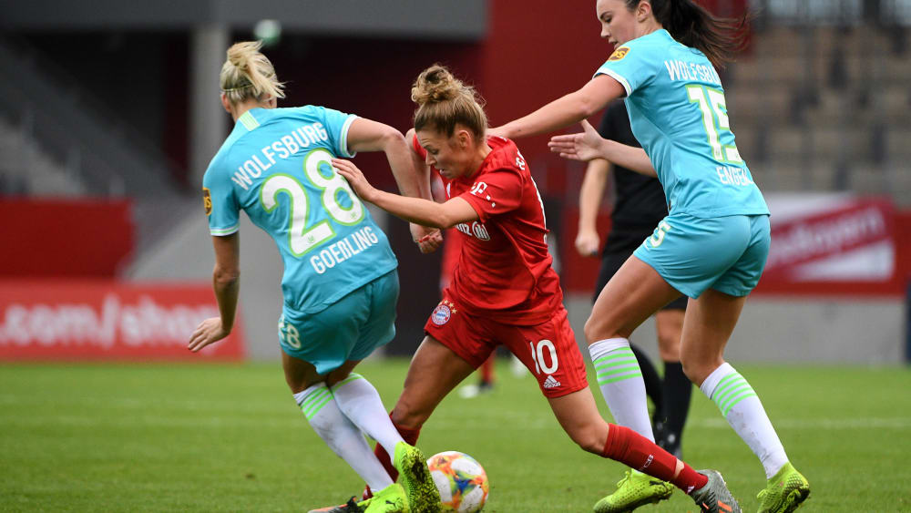Lena Goeßling und Ingrid Syrstad Engen vom VfL Wolfsburg im Duell mit Linda Dallmann vom FC Bayern.