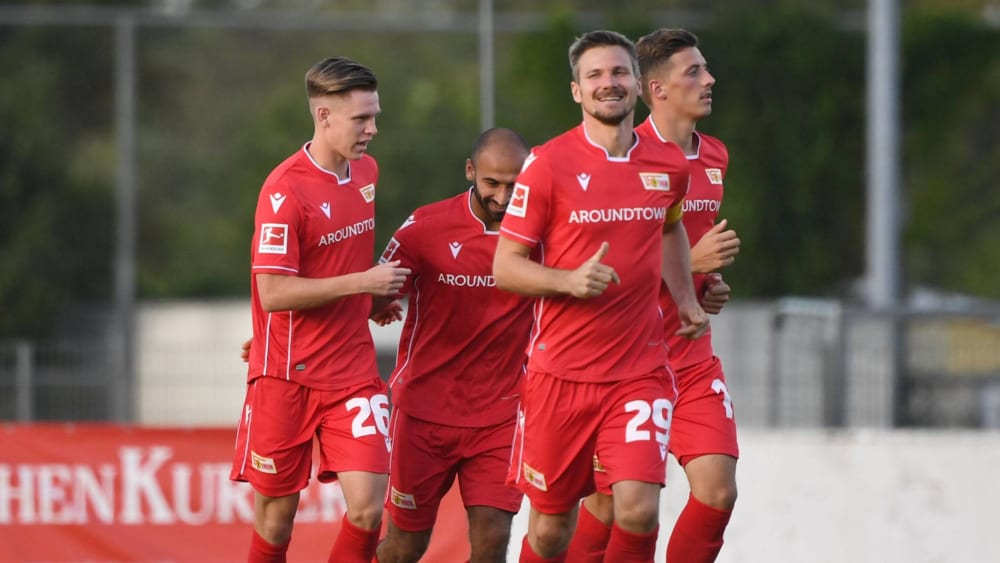 Erst Sieg, jetzt frei: Jubelnde Union-Profis in Hoyerswerda.