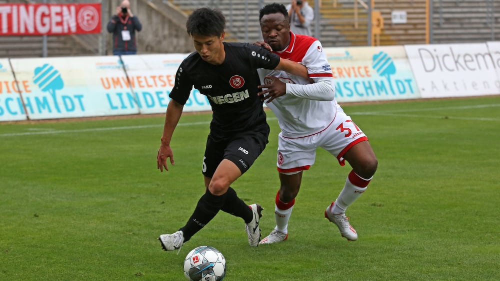 Bernard Tekpetey (re.)