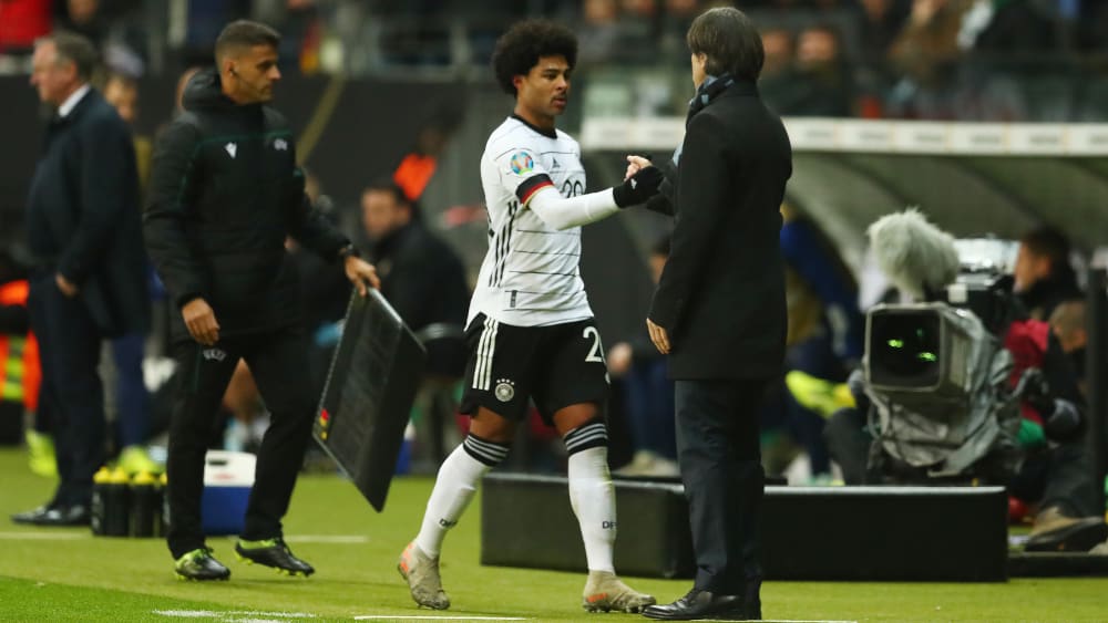 Serge Gnabry, Joachim Löw (re.)