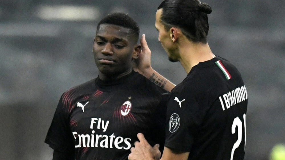 Rafael Leao (links) und Zlatan Ibrahimovic sind Stürmer bei der AC Mailand.