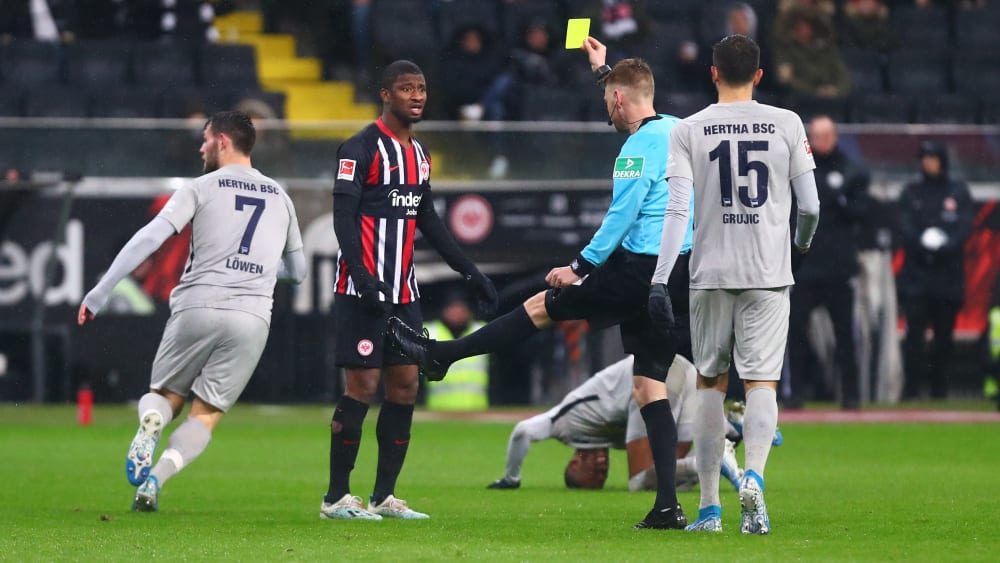 Almamy Toure sieht von Christian Dingert Gelb