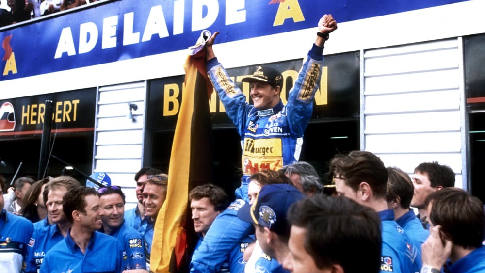 Michael Schumacher ist Formel-1-Weltmeister 1994: Der Kerpener wird vor der Benetton-Box gefeiert.
