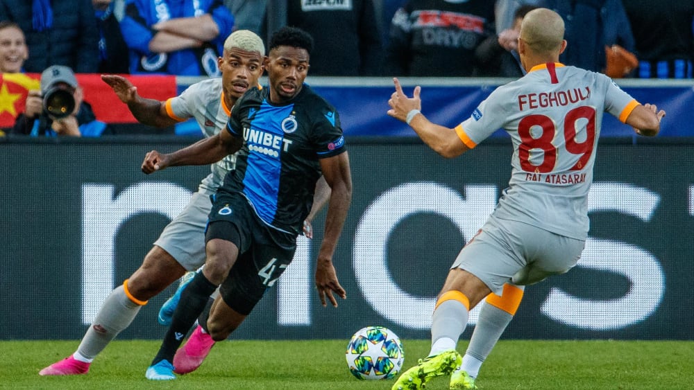 Kaum aufzuhalten: Brügges Emmanuel Dennis zieht an Mario Lemina (li.) und Sofiane Feghouli vorbei.