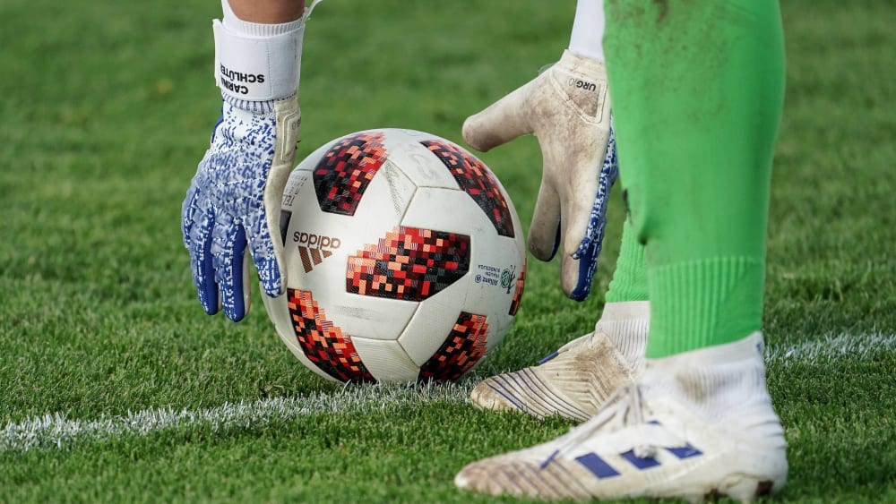 Lupfer-Kopfball-Fangen: Dieser Abstoßtrick ist zukünftig verboten.