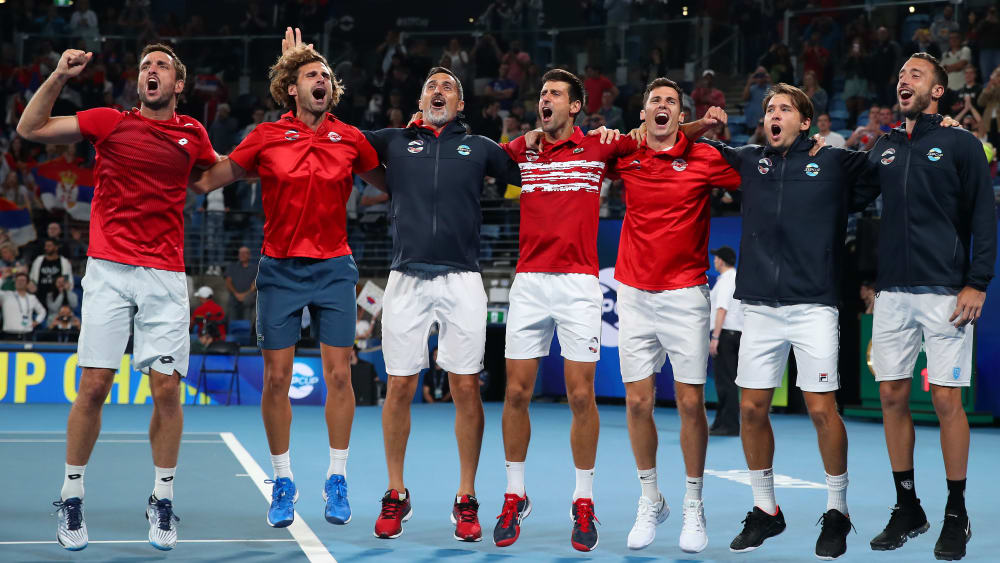 Novak Djokovic und das Team Serbien jubelt über den Gewinn des ATP Cups.