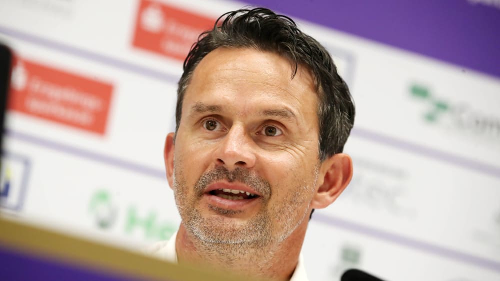 Aues Trainer Dirk Schuster bei seiner Vorstellung am Montag.