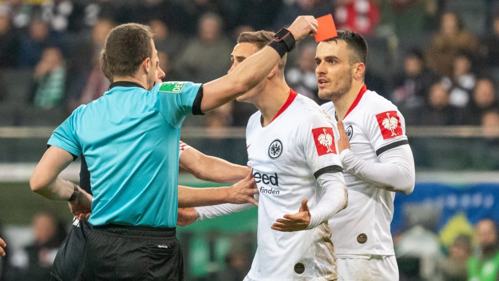 Ungläubiger Blick: Filip Kostic (r.) sieht gegen Bremen Rot.