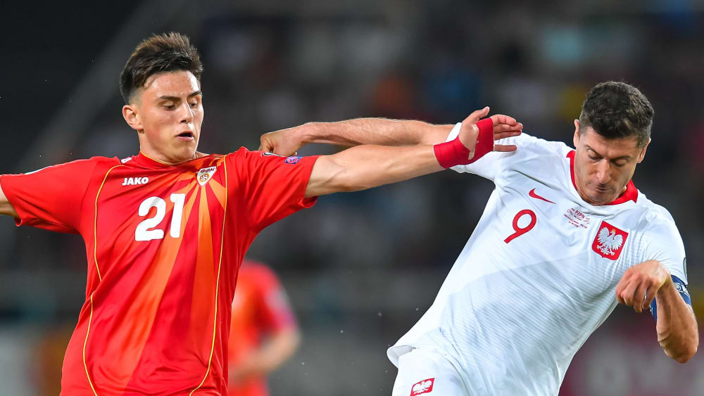 Aushängeschild: Eljif Elmas (li.) ist bereits mit 20 Jahren der zentrale Spieler bei Nordmazedonien. Am Sonntag geht es wieder gegen Robert Lewandowski und Polen.